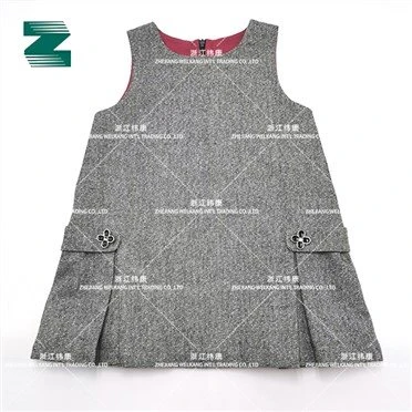 পোষাক বাচ্চাদের জন্য বোতাম এবং pleats সঙ্গে সাজাইয়া রাখা